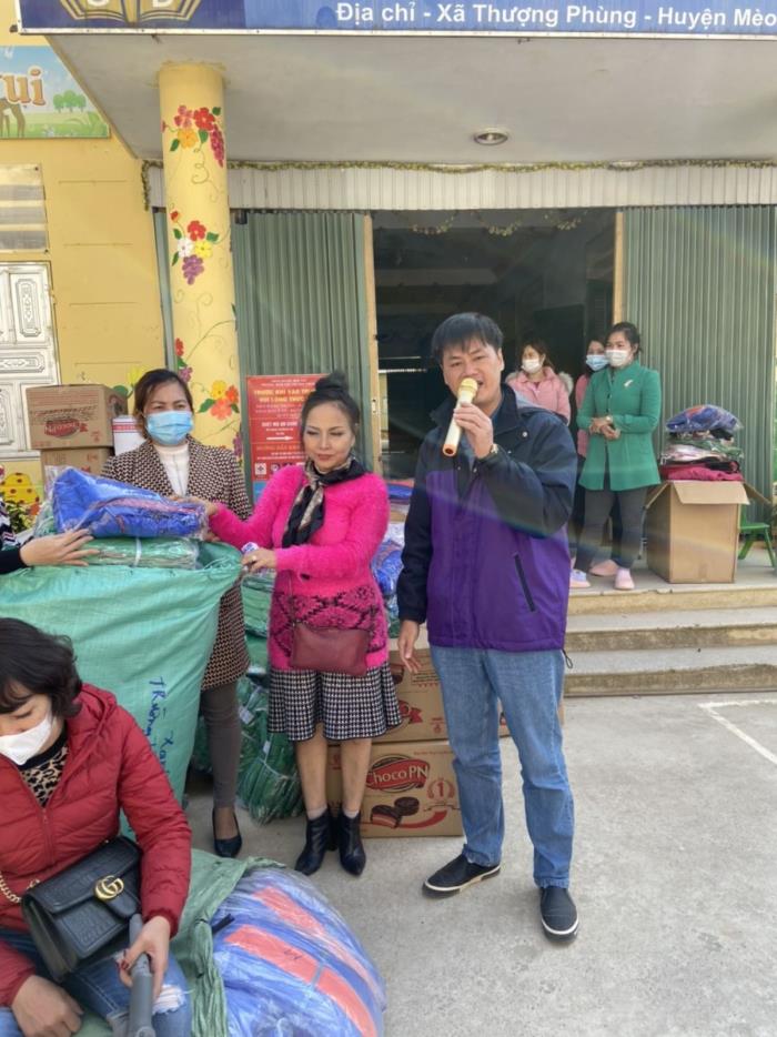 Trao quà cho các bé thiếu nhi ở xã Thượng Phùng, huyện Mèo Vạc, tỉnh Hà Giang (ngày 05/12/2021)